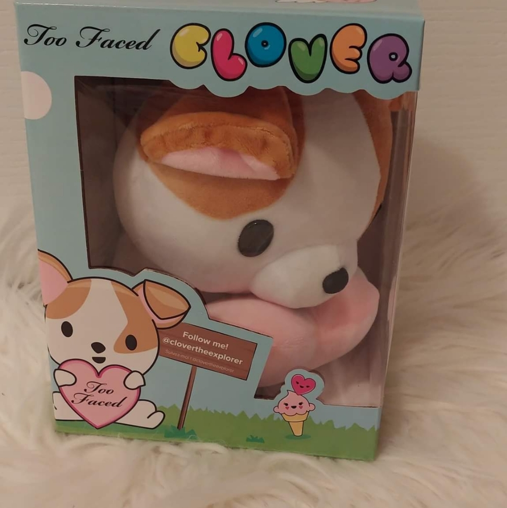 💝FIRM! NWT TOO FACED CLOVER PLUSH